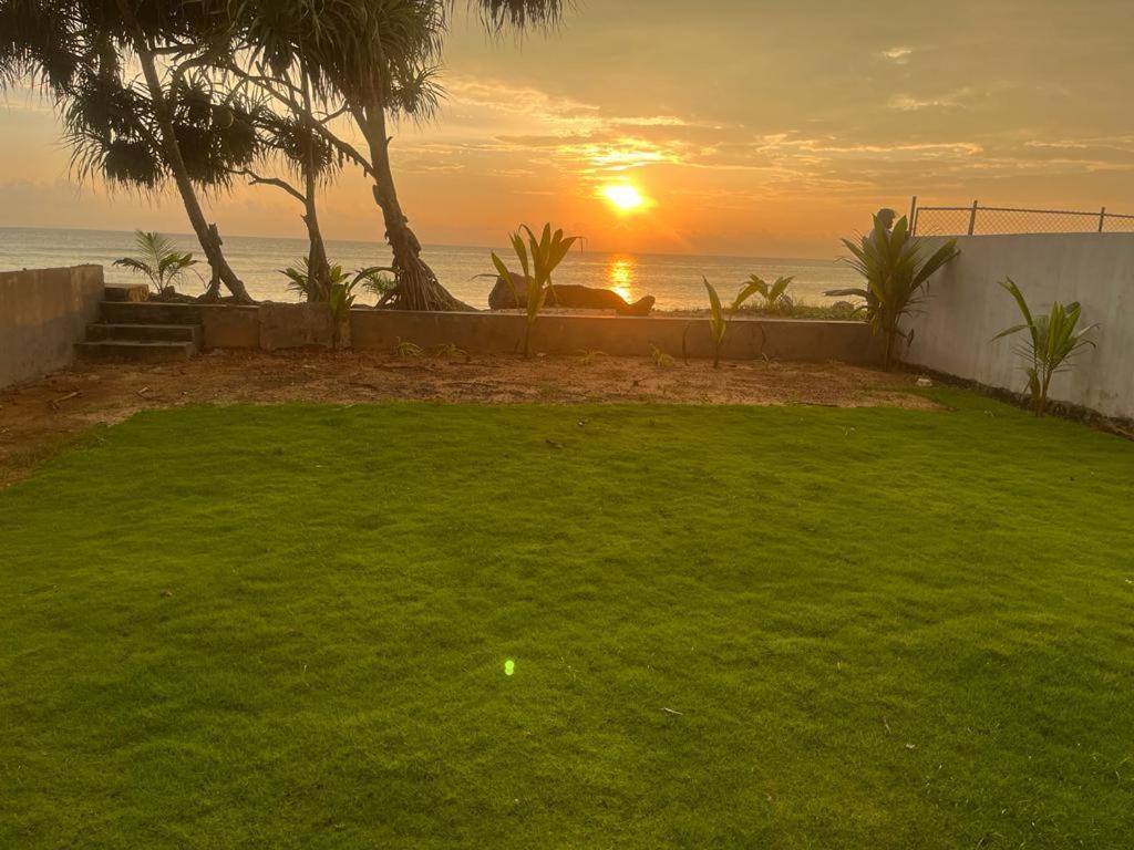 Sevenra Grand Beach Hotel Ambalangoda  Bagian luar foto