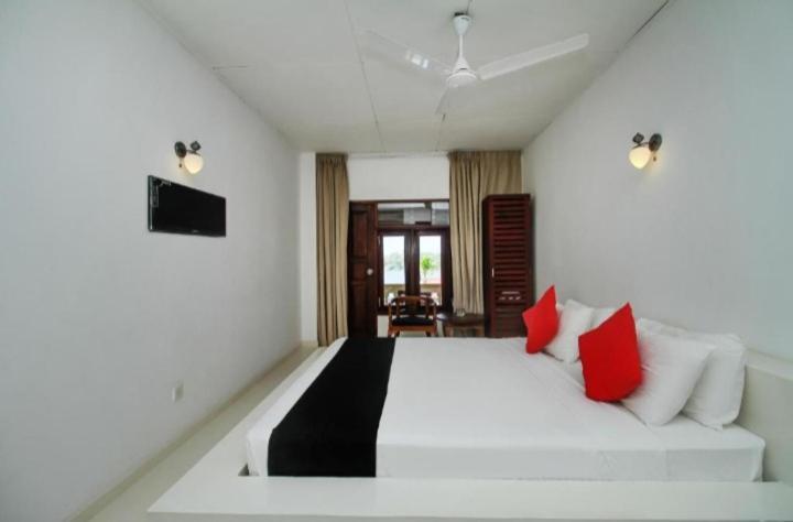 Sevenra Grand Beach Hotel Ambalangoda  Bagian luar foto